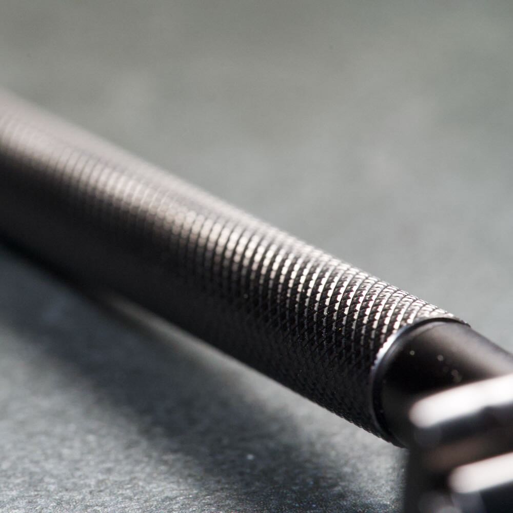 WÖLFE 97 double edge safety razor in matte black, side profile showing the slim handle.