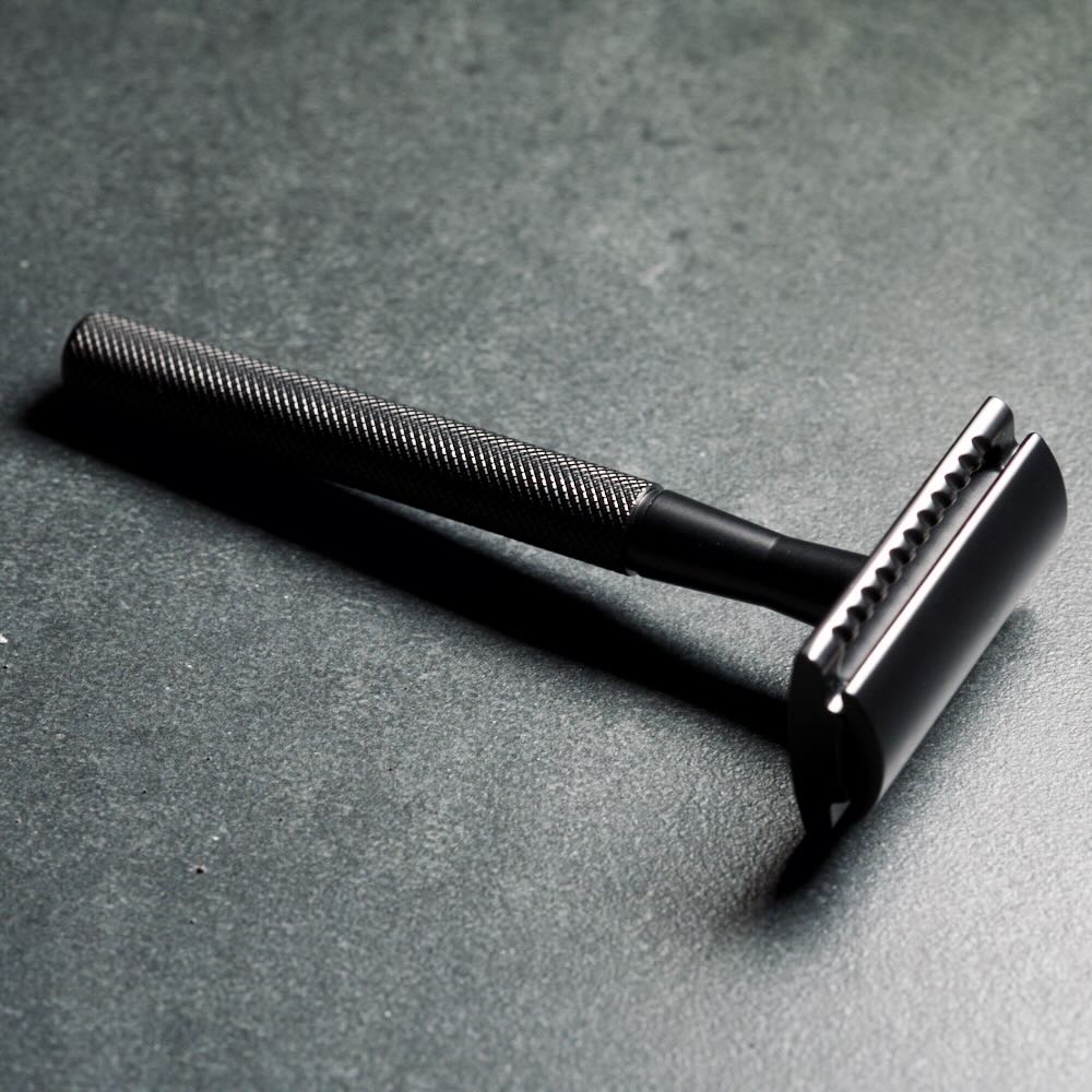 WÖLFE 97 matte black double edge safety razor, full view of the three-piece design.